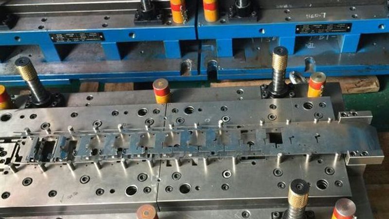 精密模具：注塑模与冲压模的差异化解析